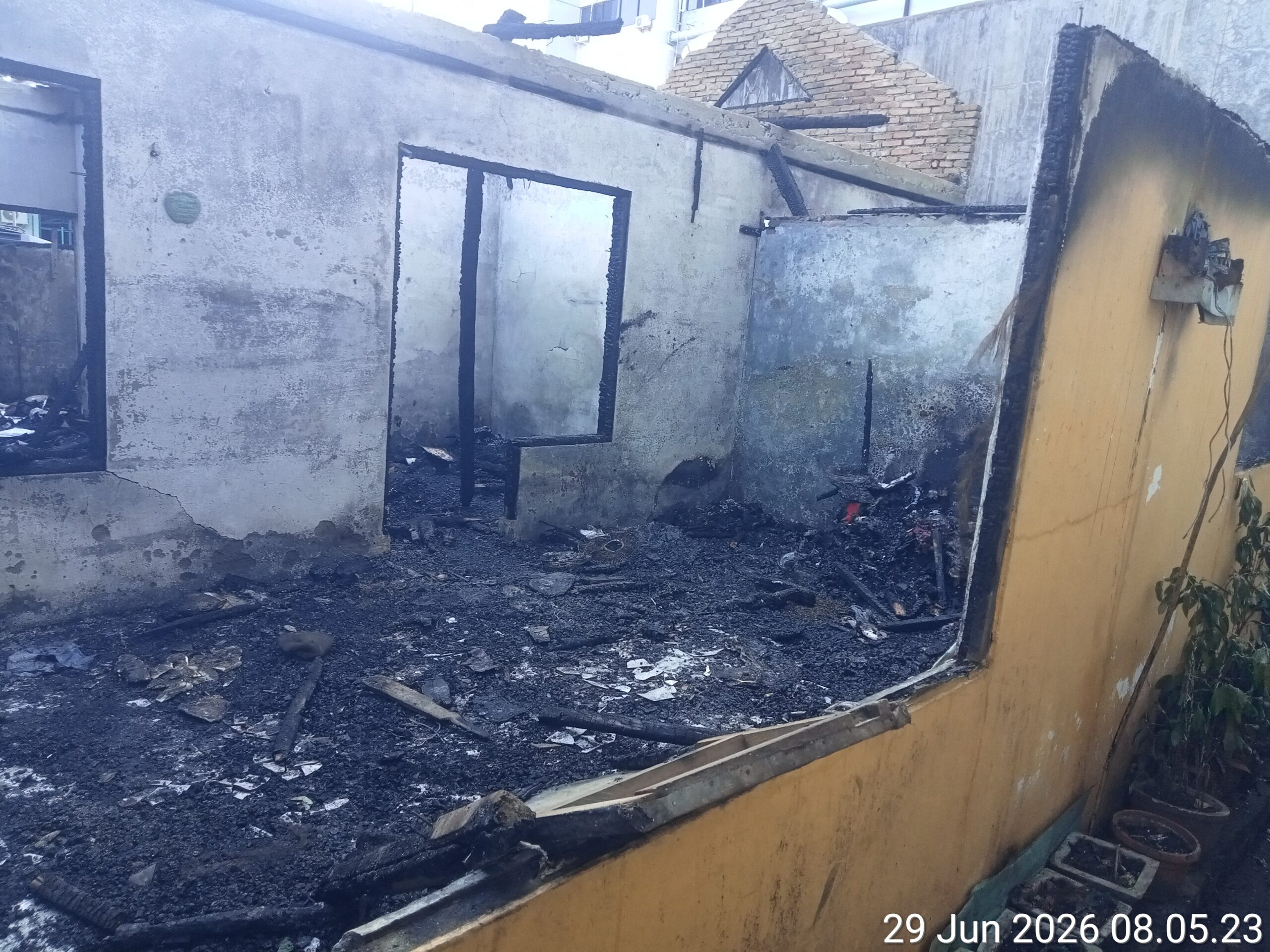 Tiga Rumah Dinas Guru SD Negeri 05 Manado Ludes Terbakar