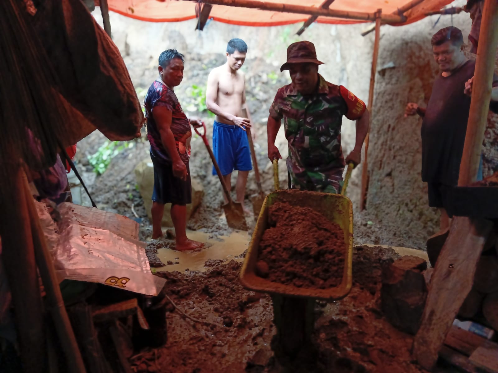 Hujan Deras Picu Longsor di Barangkalang, Kodim 1301/Sangihe Sigap Bantu Warga Terdampak