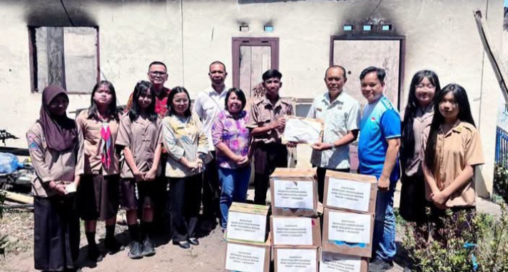 Solidaritas di Tengah Musibah, SMA Negeri 1 Manado Salurkan Bantuan bagi Siswa Terdampak Kebakaran
