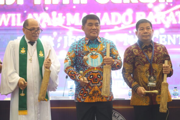 Gubernur Yulius Dorong Revisi Tata Gereja GMIM Selaras Tantangan Zaman
