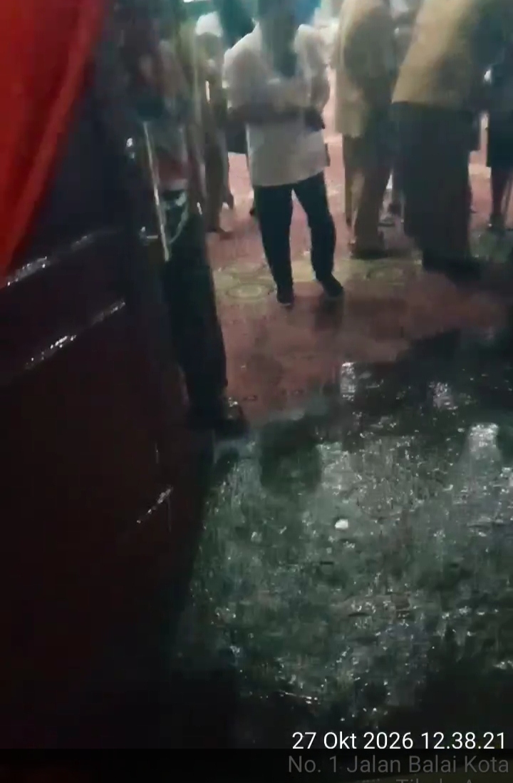 HUJAN BELUM SEJAM, AULA LANTAI DUA PEMKOT MANADO KEBANJIRAN! PEMELIHARAAN GEDUNG DIPERTANYAKAN